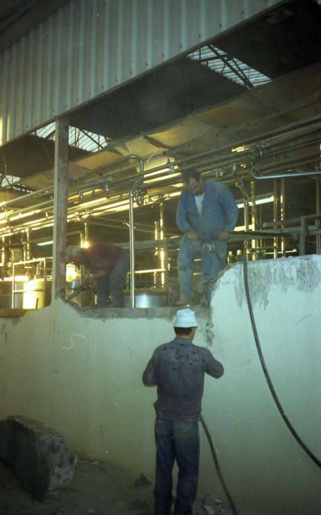 1987 : Démolition des murs de 1963. Remplacement par des panneaux sandwich