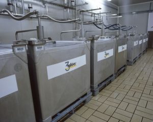 1989 : Lavage des containers dans une salle en panneaux