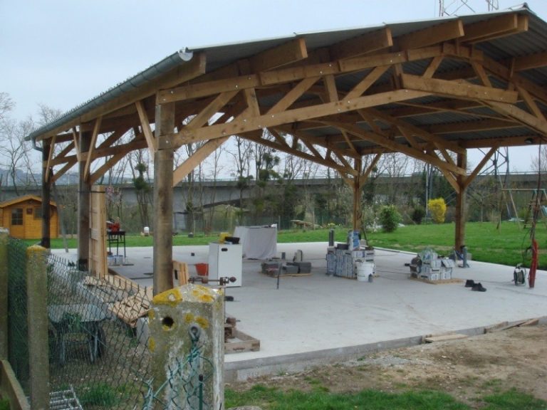 En Avril 2009, Jean Marie Morel termine le gros oeuvre du bâtiment