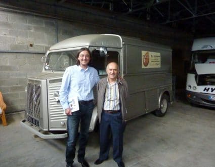 Monsieur BERARDI et son commercial devant le Tub Citroën qui collectait les œufs dans la campagne Mayennaise