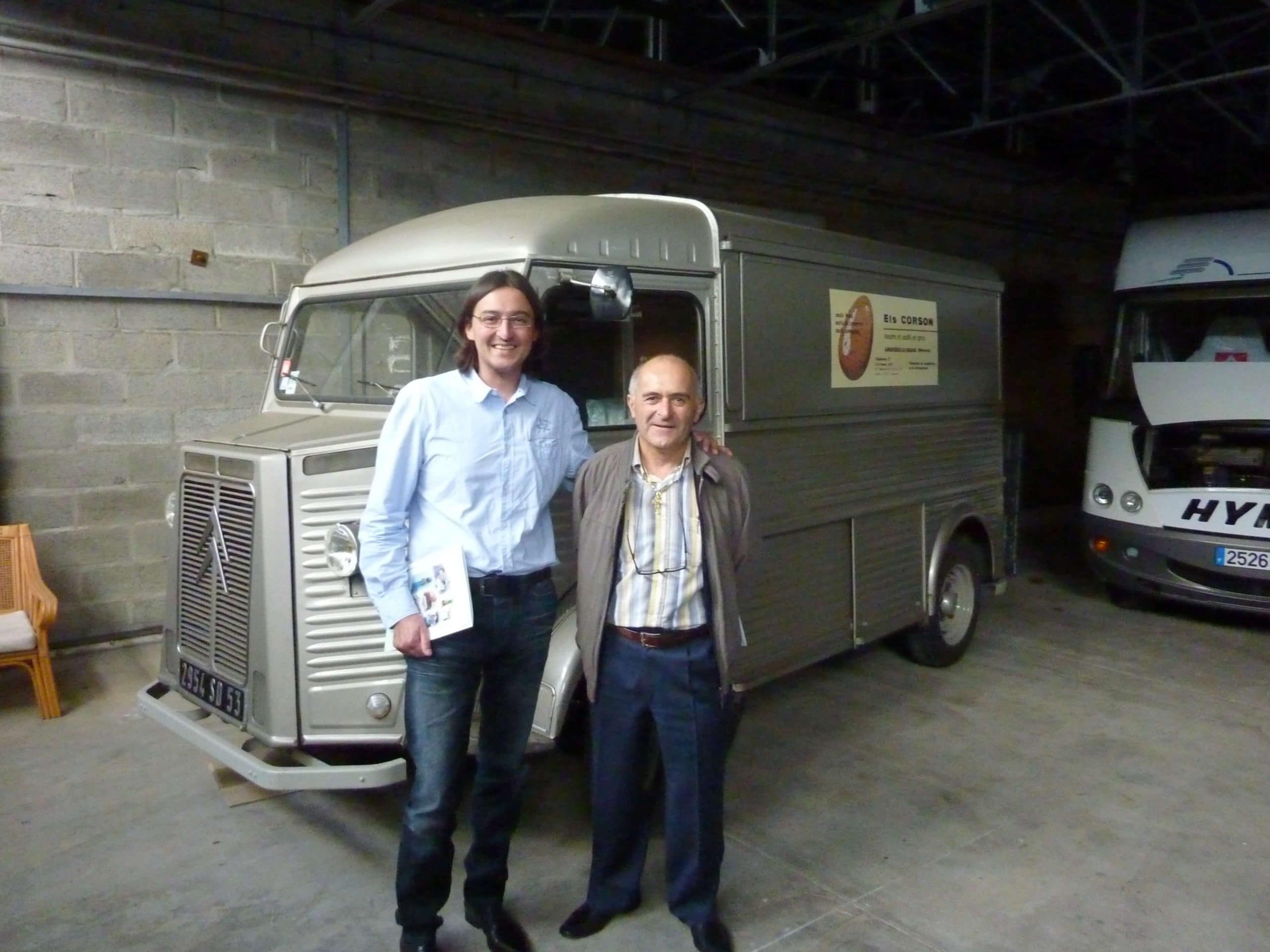 Monsieur BERARDI et son commercial devant le Tub Citroën qui collectait les œufs dans la campagne Mayennaise