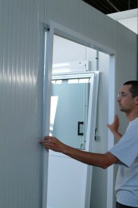 Porte parfaitement intégrée dans la structure en panneaux sandwich