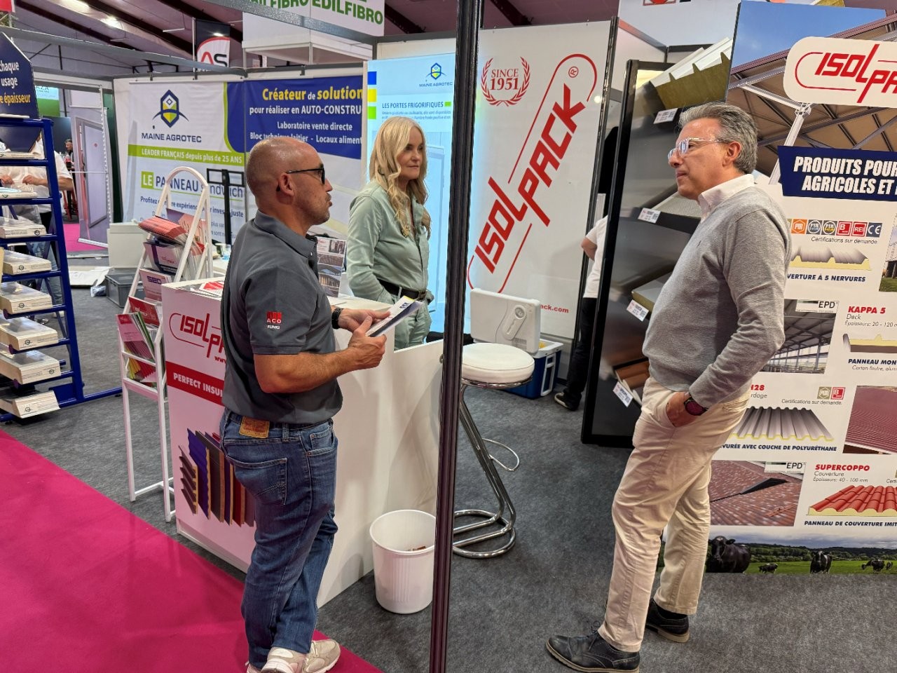 Échange avec un visiteur sur la partie Isolpack du stand au SPACE de Rennes 2026