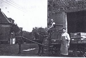 Livraison à la gare d' Ambrières de caisses de 1440 oeufs