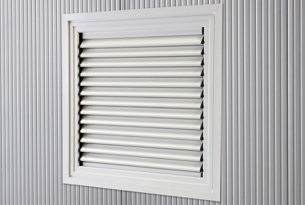 Grilles de ventilation pour cloisons en panneaux sandwich